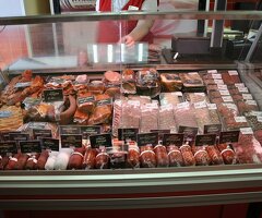 Продавец прилавка со знанием слайсера.