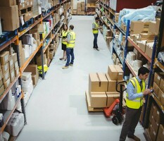 Работник склада