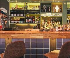 Уборщица в кафе