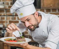 Повар с опытом на европейскую кухню (парень)