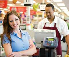 Кассир и работник торгового зала