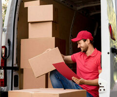 Водитель-курьер со своим легковым автомобилем