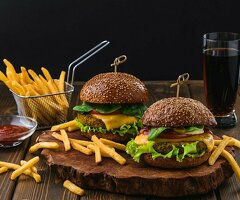 Требуется кассиры и повара без опыта 2200-2500