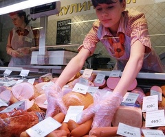 Продавец за прилавок в Викторию