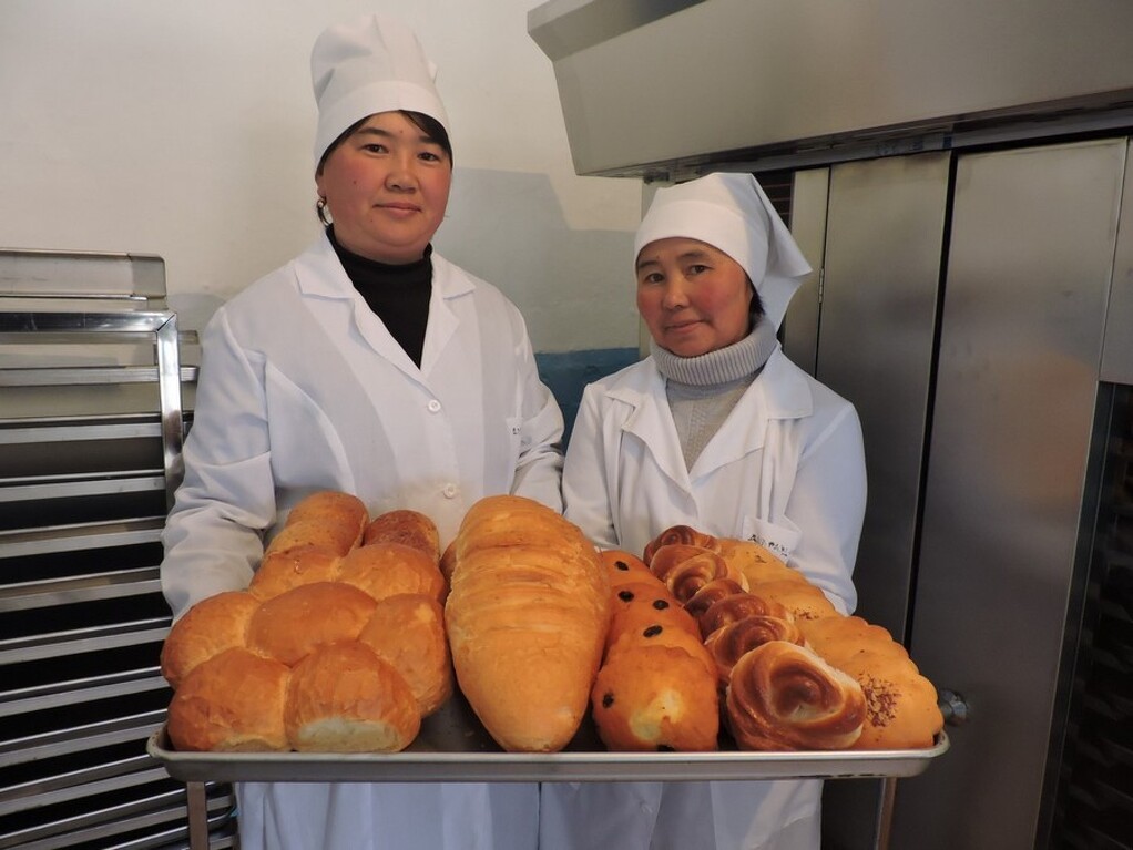 Жердештер ру жумуш москвадан. Пекарный завод жумуш. Хлебозавод жумуш берилет. Пекарь хлеб в Кыргызстане. Жумуш бар.