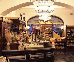Продавец  ( ГУМ)