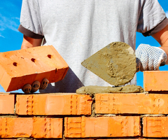 Каменщик на объект в помещении, жилье и питание даем