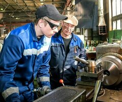 НУЖНЫ СЛЕСАРИ 4000 ЗА СМЕНУ + БЕСПЛАТНОЕ ЖИЛЬЁ