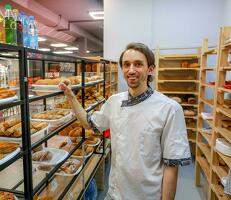 Продавец пекарни