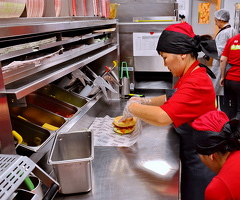 В ресторан быстрого питания срочно требуется кассиры, повара!