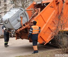 Помощник водителя мусоровоза
