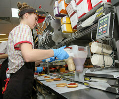 В ресторан быстрого питания срочно требуется кассиры, повара!