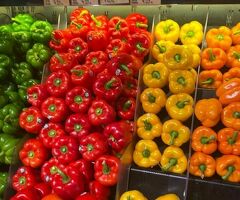 Выкладка продуктов в гипермаркете