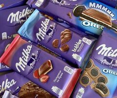 Сотрудник в гипермаркет выкладывать продукты