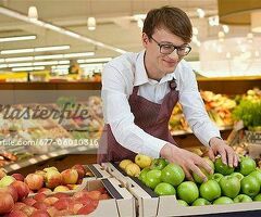 Выкладка продуктов в гипермаркете