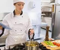 Повар в бургерную