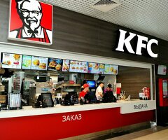 кассир или повар в ресторан быстрого питания