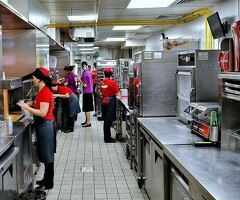 КОМПЛЕКТОВЩИК НА КУХНЮ