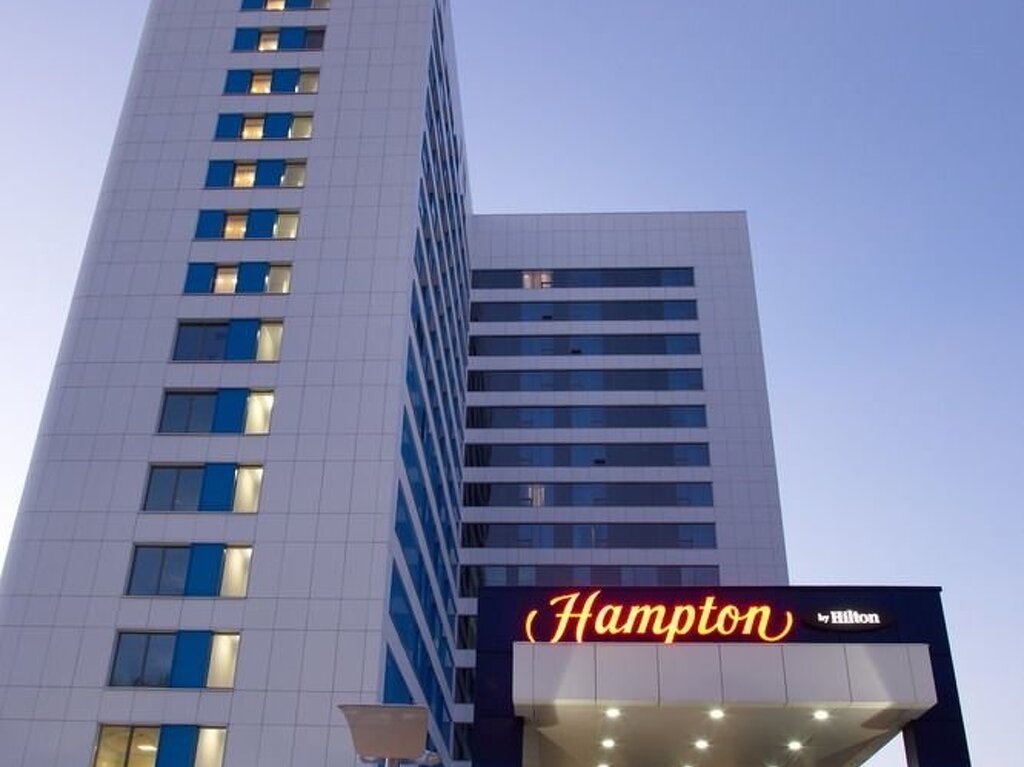 Hampton moscow. Hampton by Hilton Строгино. Хэмптон бай Хилтон Москва Строгино. Гостиница Hampton by Hilton Москва. Гостиница Hampton by Hilton Moscow Strogino 3*.