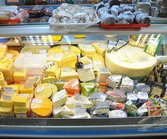 Продавец в отдел сыра
