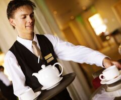 Официант на шведский стол