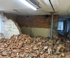 2 человека на демонтаж , сбор мусора в мешки и выкидывать их в контейнер