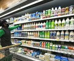 Сотрудник магазина на выкладку товара
