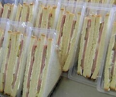 Сборка сэндвичей на производстве