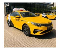 Водитель такси, авто на газу