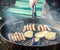 Повар на жарку сосисок