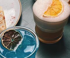 Официант в кафе