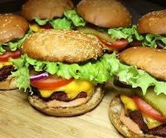 Сотрудник ресторана быстрого питания