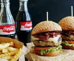 Сотрудник ресторана быстрого питания