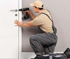 Установщик межкомнатные дверей. Выплаты ежедневно.