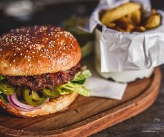 Повар в ресторан быстрого питания