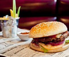 Повар в ресторан быстрого питания