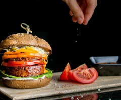 Повар в ресторан быстрого питания