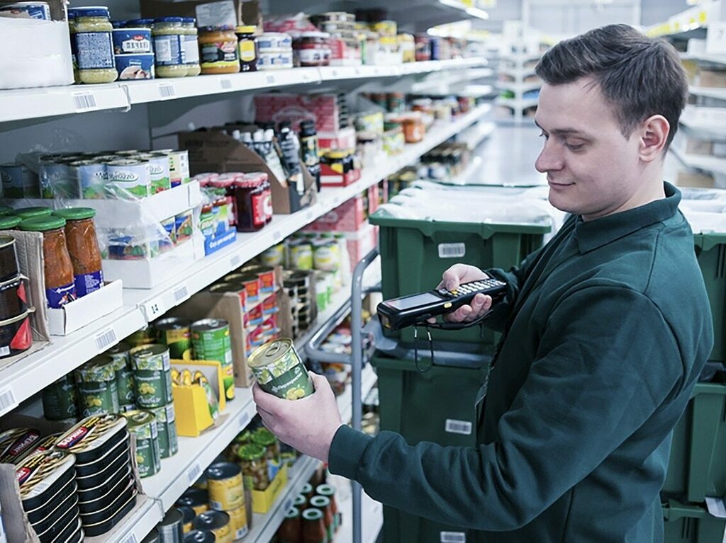 Сборка заказов пятерочка. Сборщик продуктов. Сборщик товара перекресток. Работник супермаркета. Склад продуктового магазина.