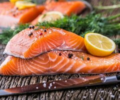 Продавец рыбного прилавка