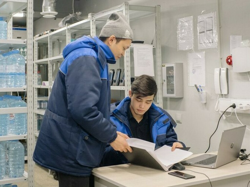 Стажер без опыта москва. Сотрудник склада. Кладовщик отборщик. ОАС сотрудники. Кладовщица и два начальника.