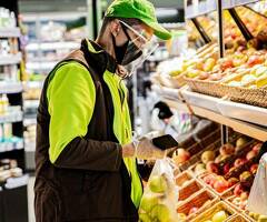 Работник торгового зала в магазине ВКУС ВИЛЛ