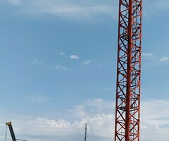 Нужны монолитчики, бетонщики 2 человека. за час 300 рублей, почасовая, выдаём аванс, зарплата 90000 