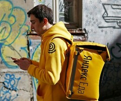 Курьер к партнеру сервиса Яндекс еда
