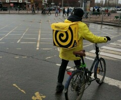 Курьер к партнеру сервиса Яндекс еда