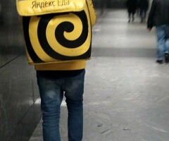 Курьер к партнеру сервиса Яндекс еда