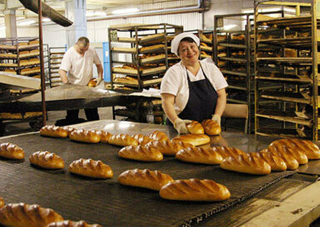 Хлебопек мурманск. Пекарь хлебобулочных изделий. Пекарь с хлебом. Хлебозавод пекарня. Хлеб хлебопек.