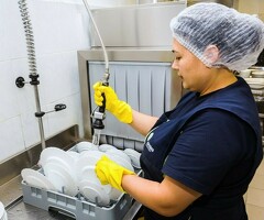 МОЙЩИЦА ПОСУДЫ