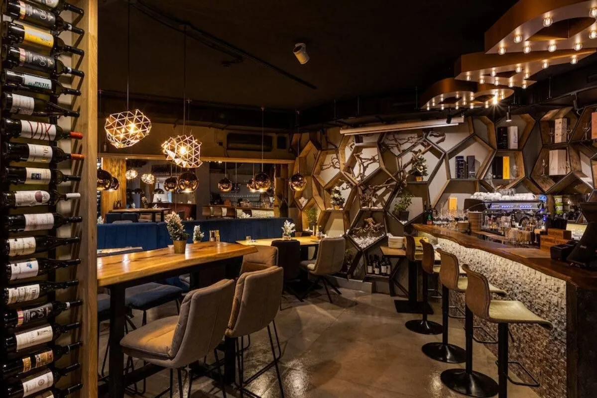 [​]( ресторан Wine More Bar. Пр-т