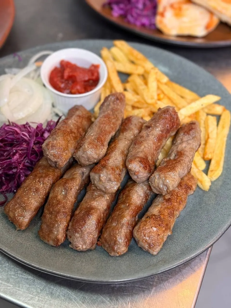 [​]( ресторан сербской кухни нужен повар
